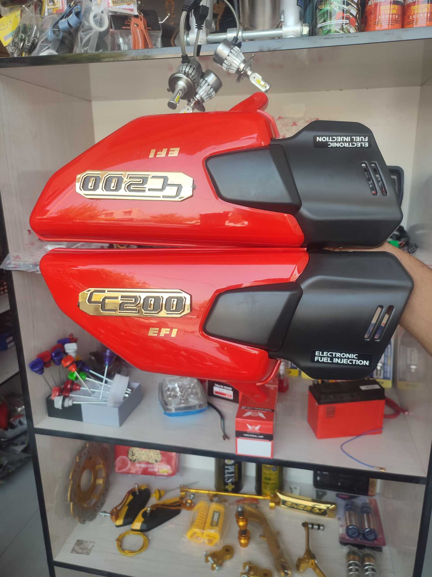 قاب بغل انژکتوری (به همراه آرم قاب بغل ۲۰۰) قابل نصب بروی تمامی موتورسیکلت ها